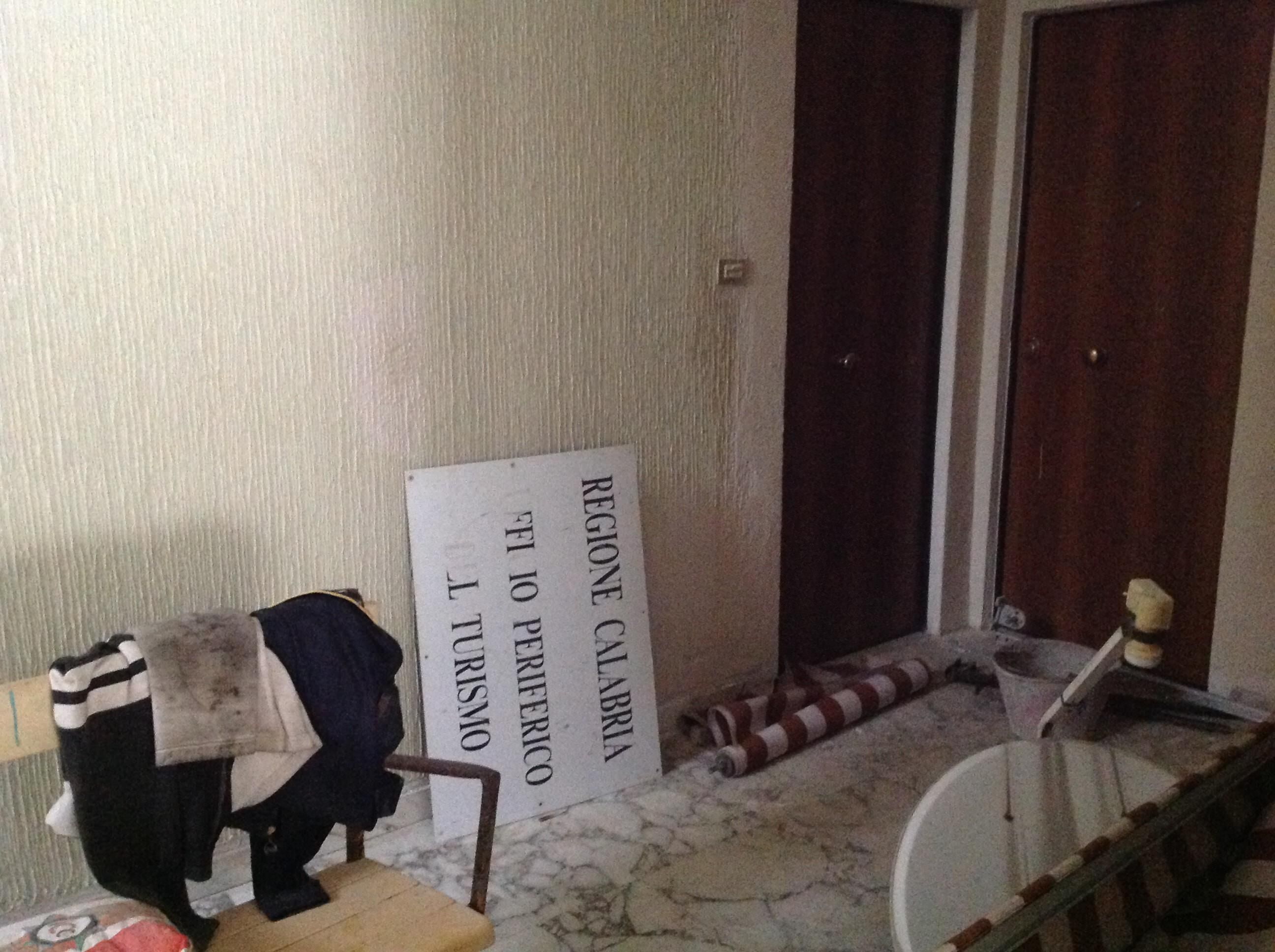 Uffici fatiscenti e senza telefoni, tour negli sprechi della Regione