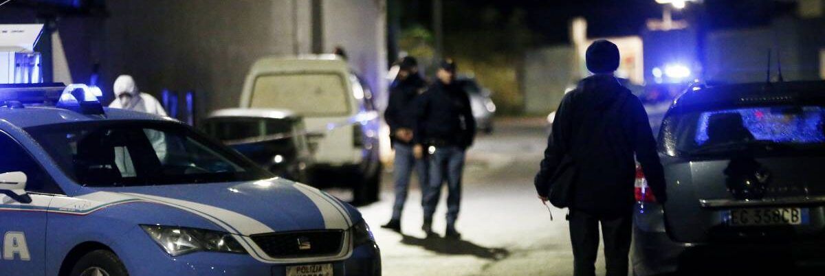 Accoltella la madre e un agente, ferito da un collega: muore in ospedale