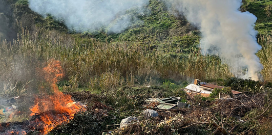 Scoperta una discarica abusiva sulla Costa degli Dei. Rifiuti abbandonati e bruciati