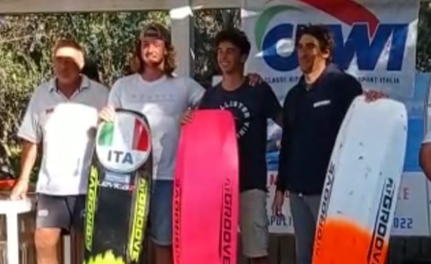 Circolo Velico Santa Venere, il calabrese Flavio Ferrone è campione Italiano di kate foil 2022