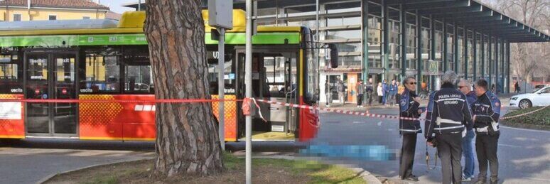 Travolto e ucciso da un bus di linea a soli 19 anni