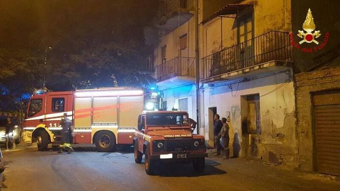 Reggio, il fuoco nell'area del poligono minaccia le case
