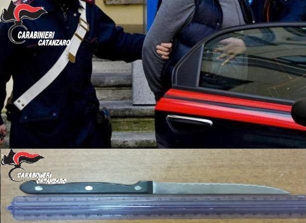 Minaccia la compagna con un coltello, arrestato 38enne