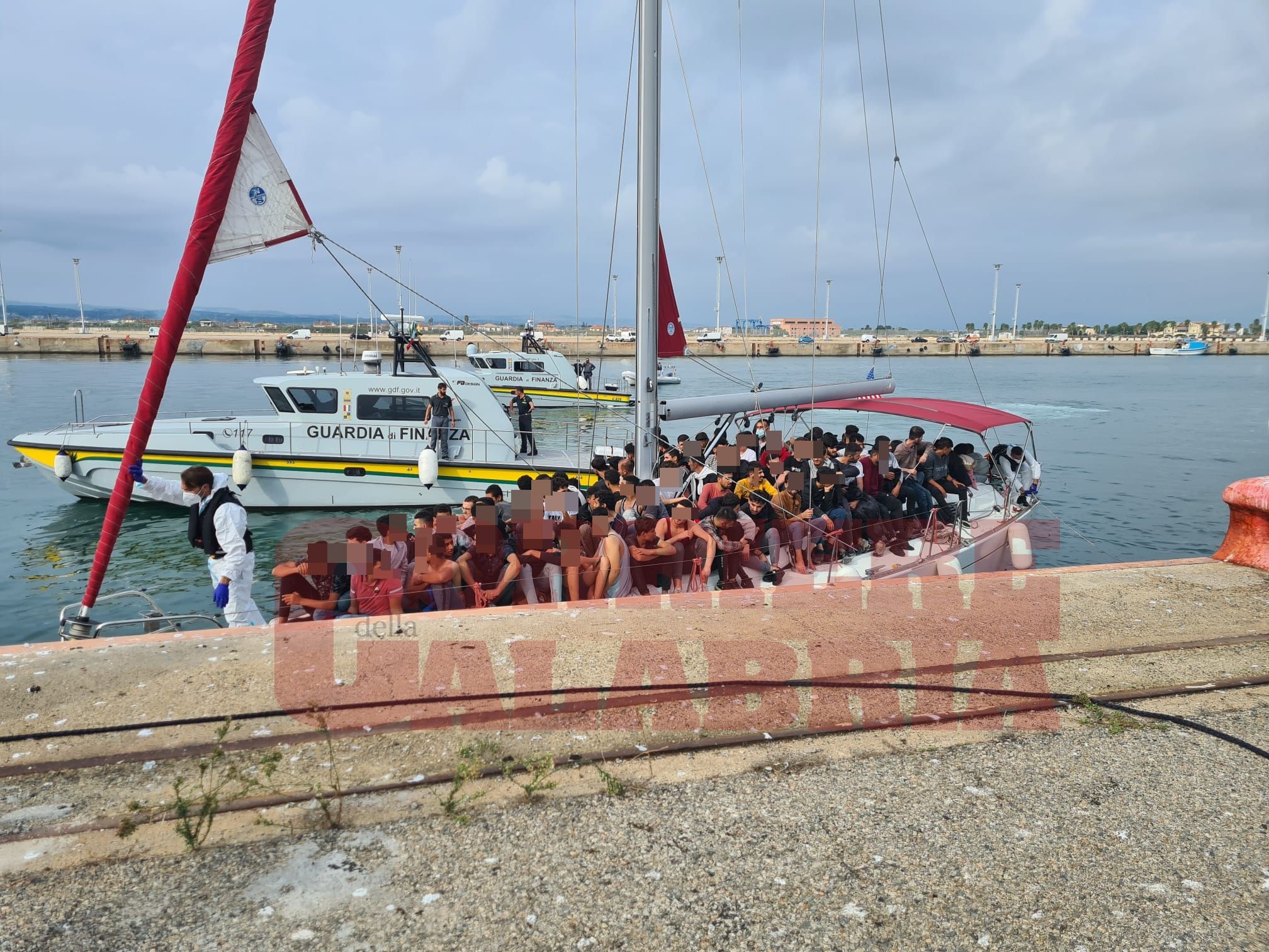 È morto per soffocamento il migrante 17enne giunto a Corigliano