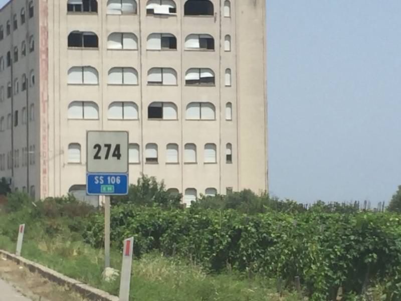 Scempi edilizi, Oliverio: «Demolite il "Mostro di Melissa"»