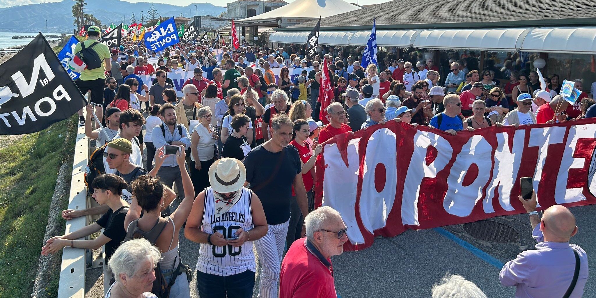 In migliaia alla manifestazione contro il ponte: «Non ci fermeremo»