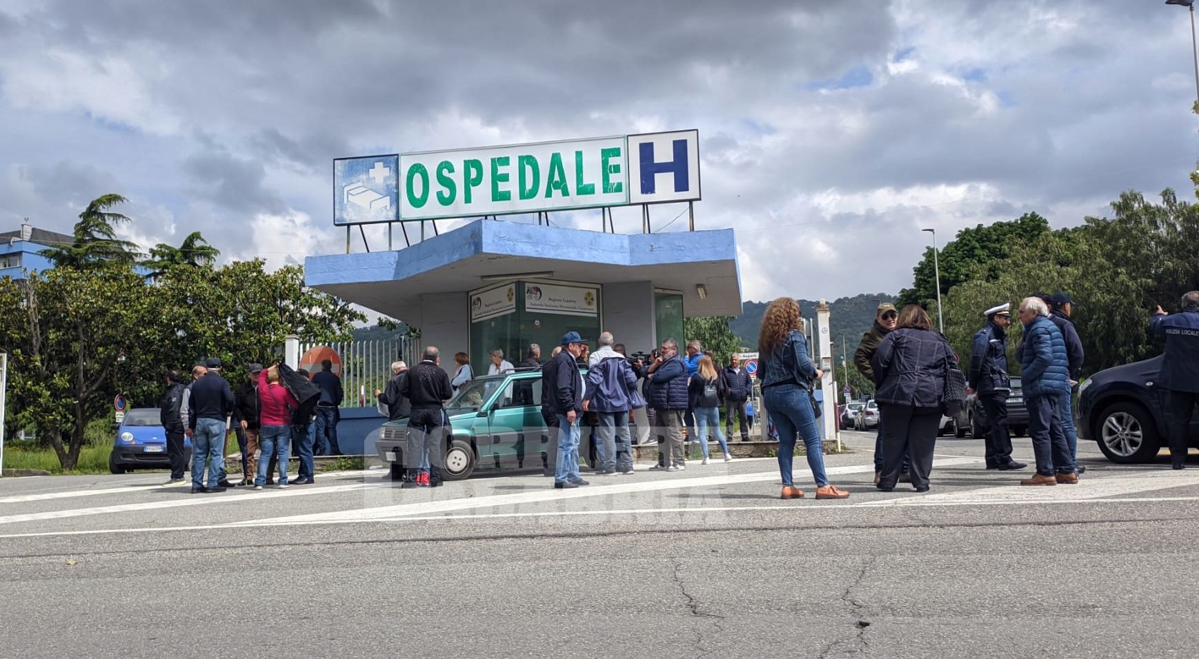 A Lamezia il sit-in per “difendere” l’ospedale: assenti la politica e i cittadini – VIDEO E FOTO