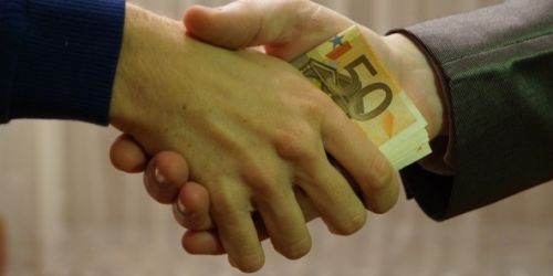 L’estorsione alla clinica privata con la scusa della consegna dei «cornetti»