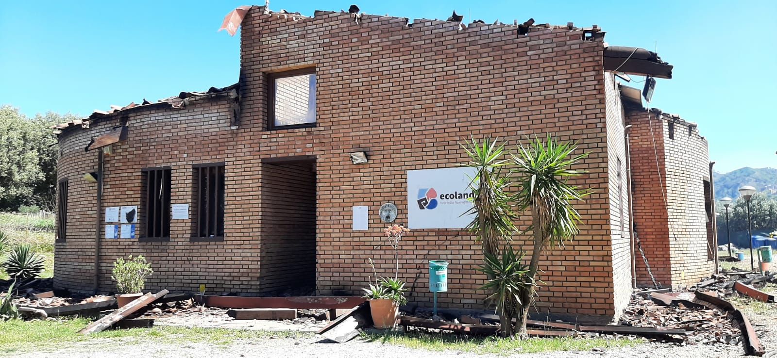 Arghillà non ha pace: rogo devasta e rade al suolo la direzione del Parco Ecolandia – FOTO