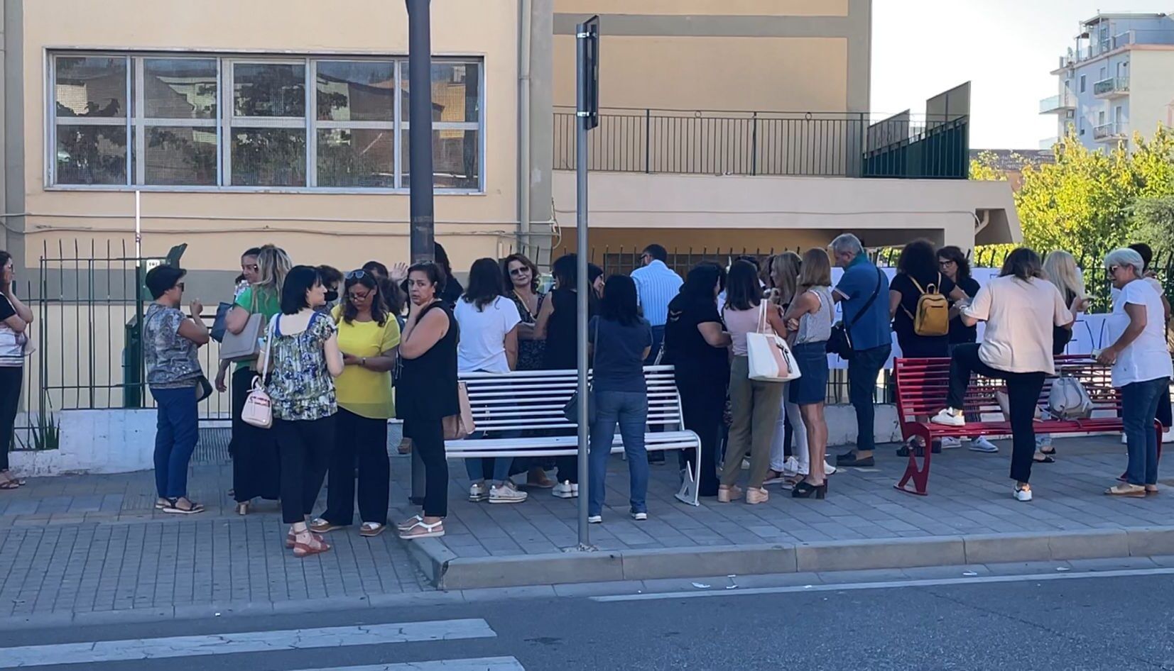 Primo giorno di scuola, vecchi problemi. A Corigliano Rossano genitori sul piede di guerra – VIDEO
