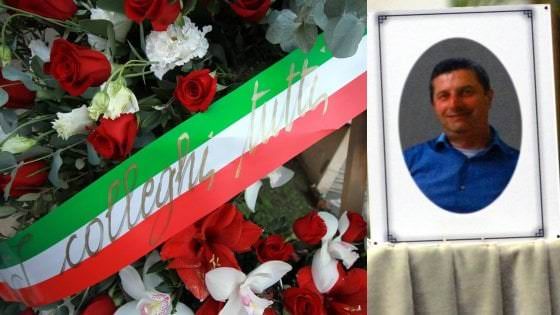 «Un macchinista non muore mai». Lacrime, applausi e poesie al funerale di Cicciù