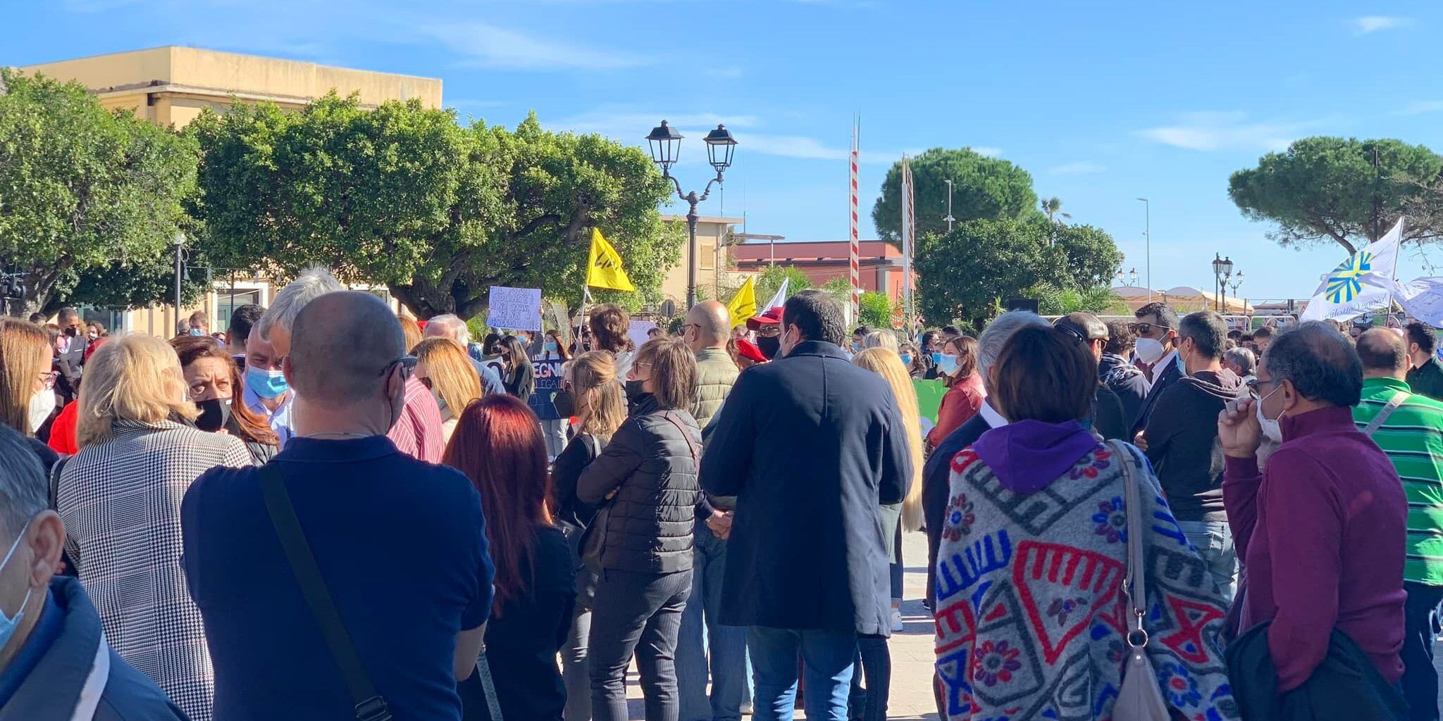 «Siderno è viva», la società civile scende in piazza al fianco del Comune – VIDEO