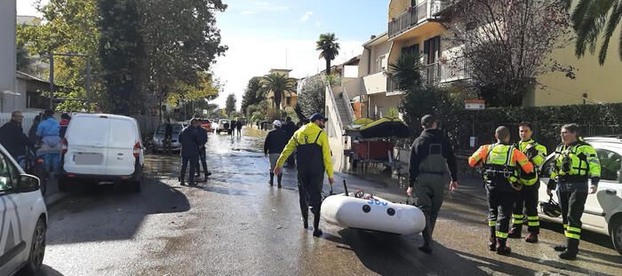 Maltempo in Toscana, sale il bilancio dei morti. Evacuazioni in corso