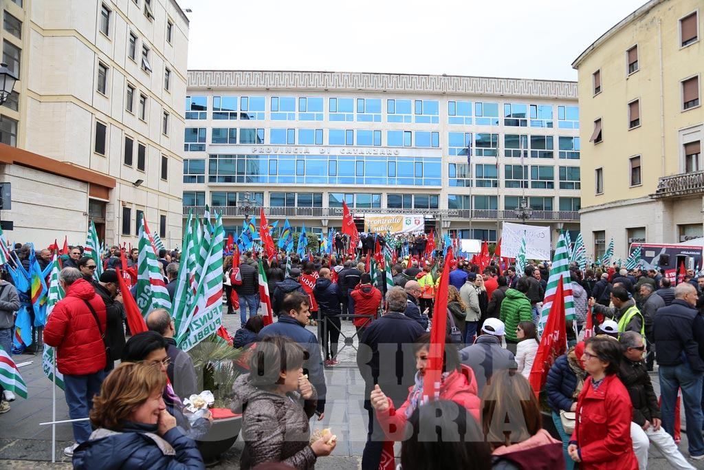 Dipendenti pubblici in piazza contro il governo – LE IMMAGINI