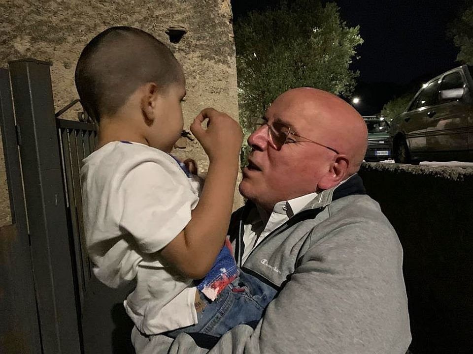 Oliverio abbraccia il piccolo Rayem. «Atti ignobili dovuti a clima d'odio»