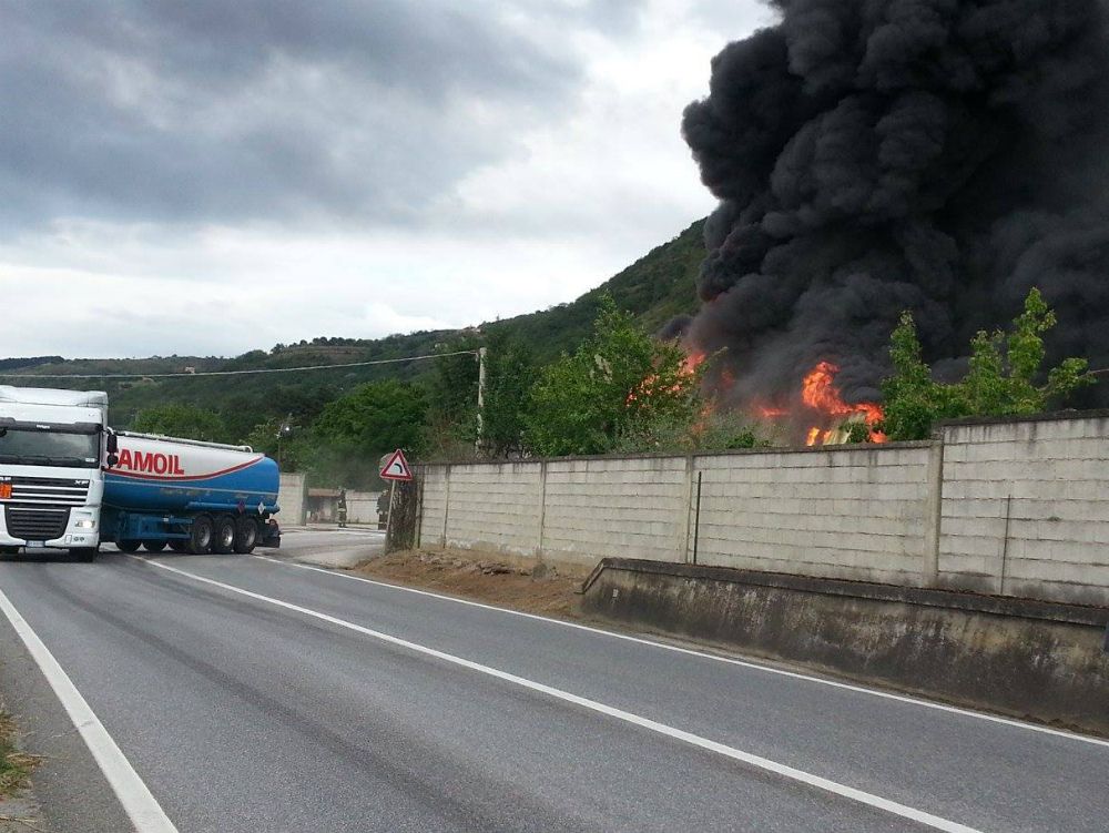 Esplode un`autocisterna, fiamme in un deposito di mezzi pesanti