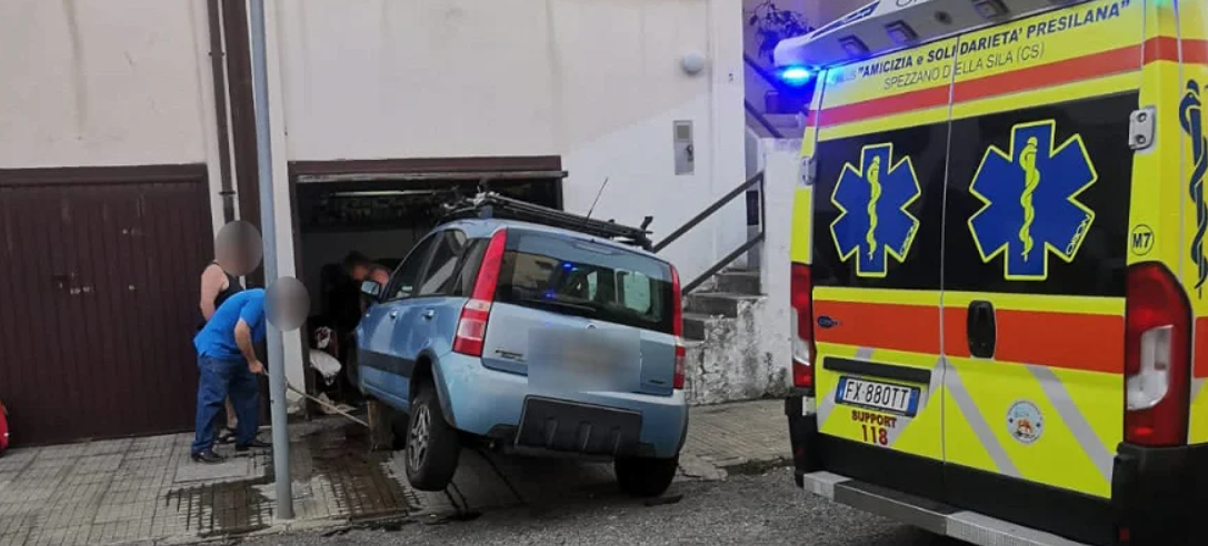 Finisce sotto l’auto che stava riparando, un ferito nel Cosentino