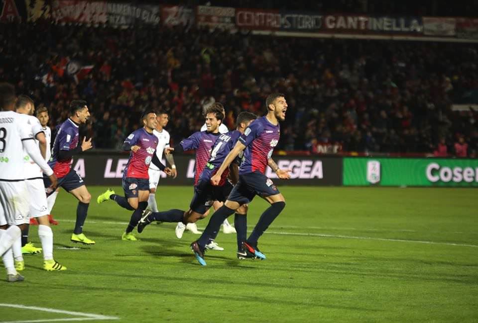 Il Cosenza blinda la B e sogna i playoff