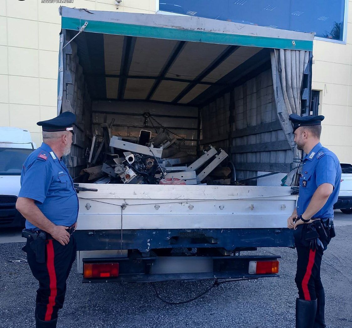 Tentano di rubare il guardrail, ma vengono beccati dai Carabinieri: denunciati