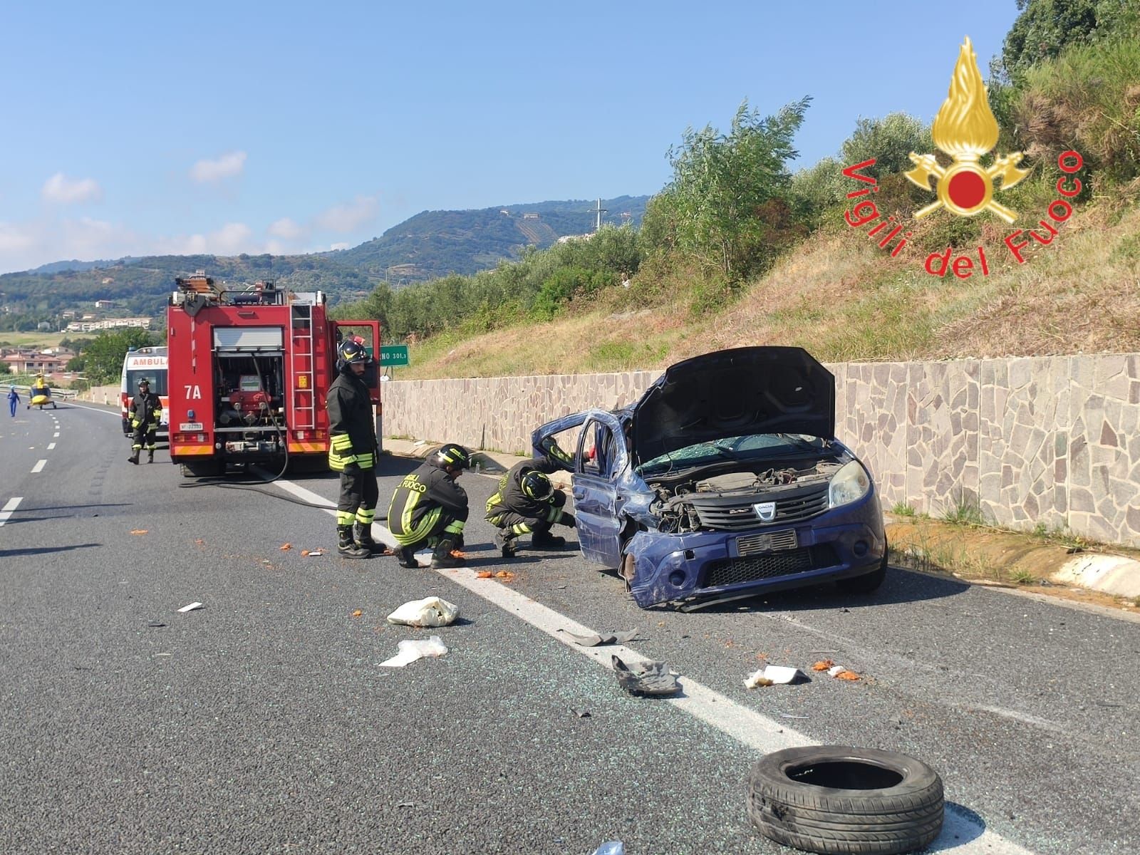 Auto finisce contro il guardrail, 4 feriti sulla A2 – FOTO