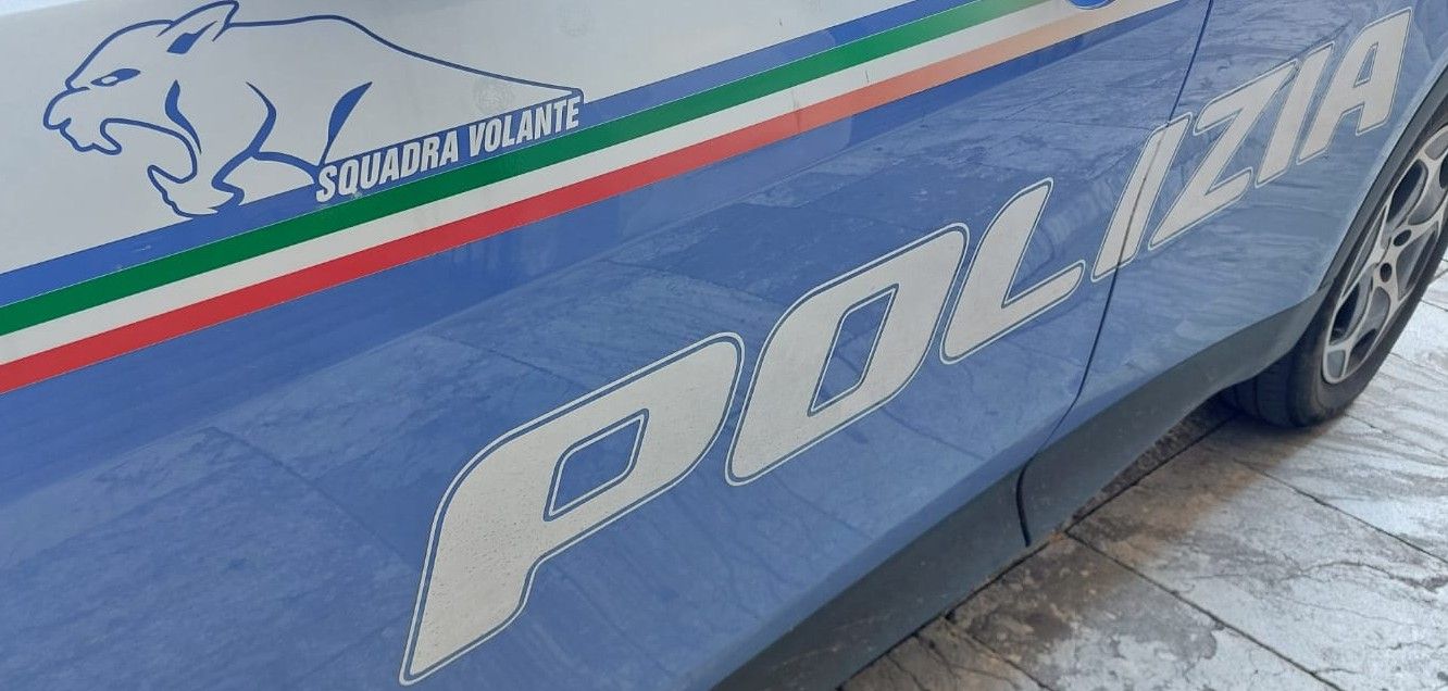 Reggio Calabria, due poliziotti fuori servizio salvano una donna colta da un malore in spiaggia