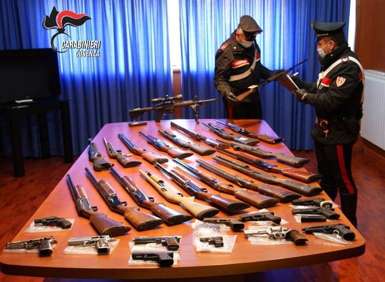 Furto di armi a Cosenza, pistole e fucili nascosti nei rovi vicino a villaggio rom