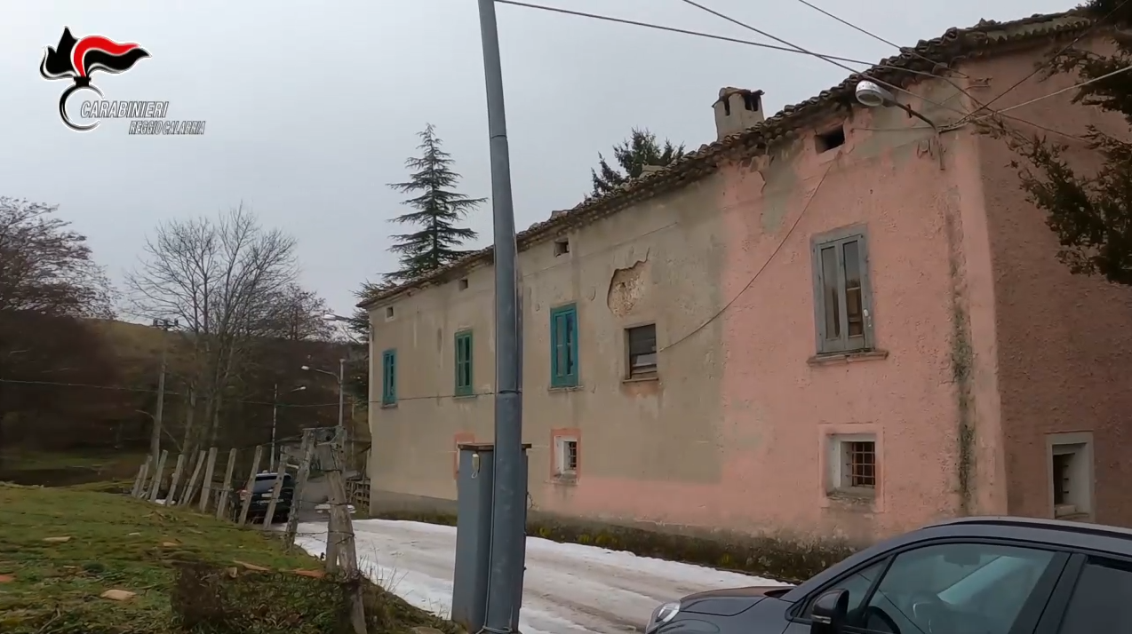 Il tentativo di fuggire sul tetto e le armi in casa, così è stato catturato il boss latitante di Stilo – FOTO E VIDEO