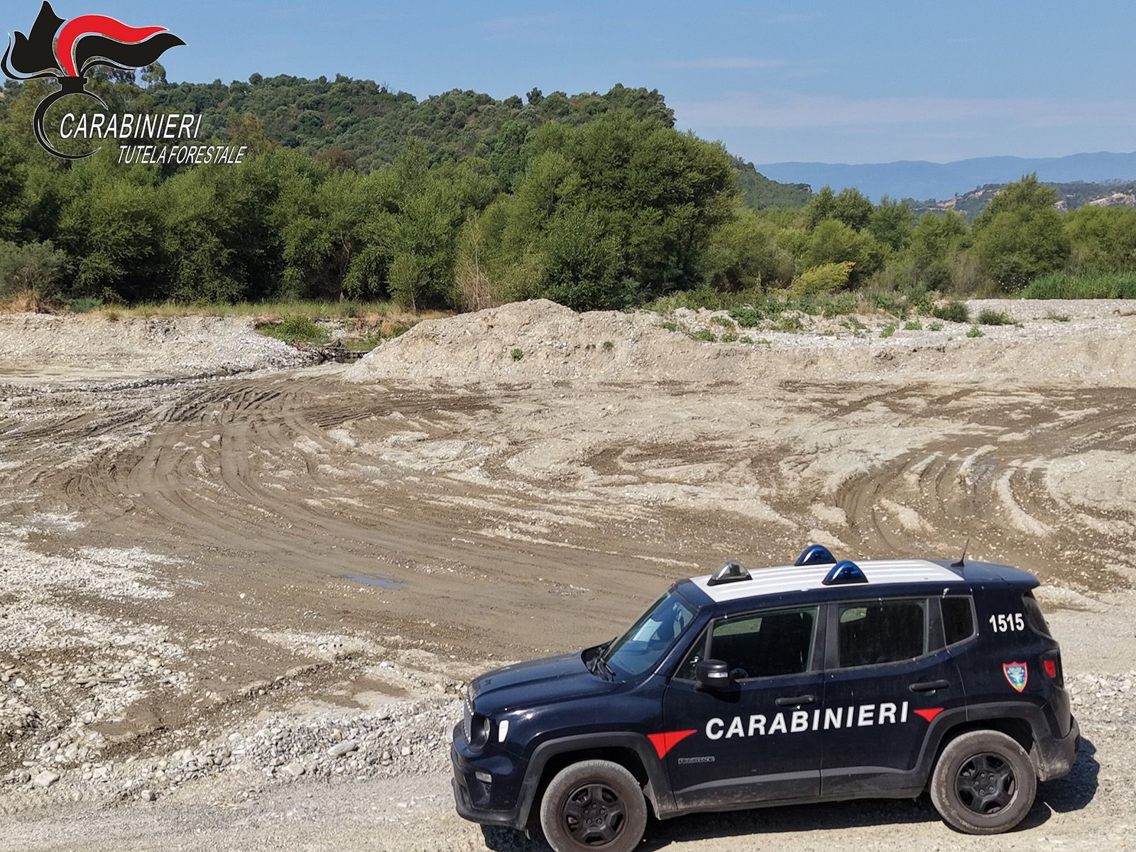 Scavi abusivi nel fiume Neto, blitz dei Carabinieri: 12 denunce e maxi sequestro dell’area – FOTO