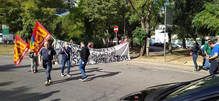Cosenza, dipendenti di due cliniche bloccano lo svincolo dell’A2