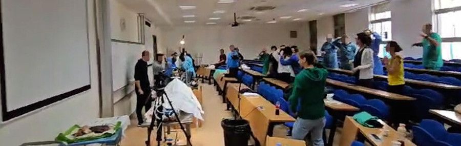 Ballo durante il corso di autopsie, bufera social