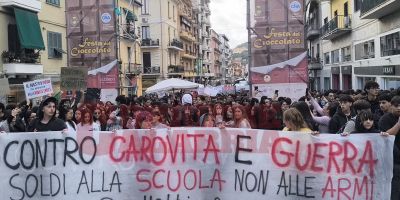 Cosenza, mille studenti in corteo contro il carovita. «Soldi alla scuola, non alle guerre» – FOTO E VIDEO