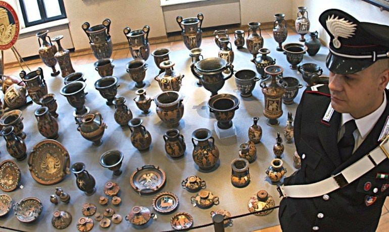 Traffico di reperti archeologici, in manette anche un crotonese