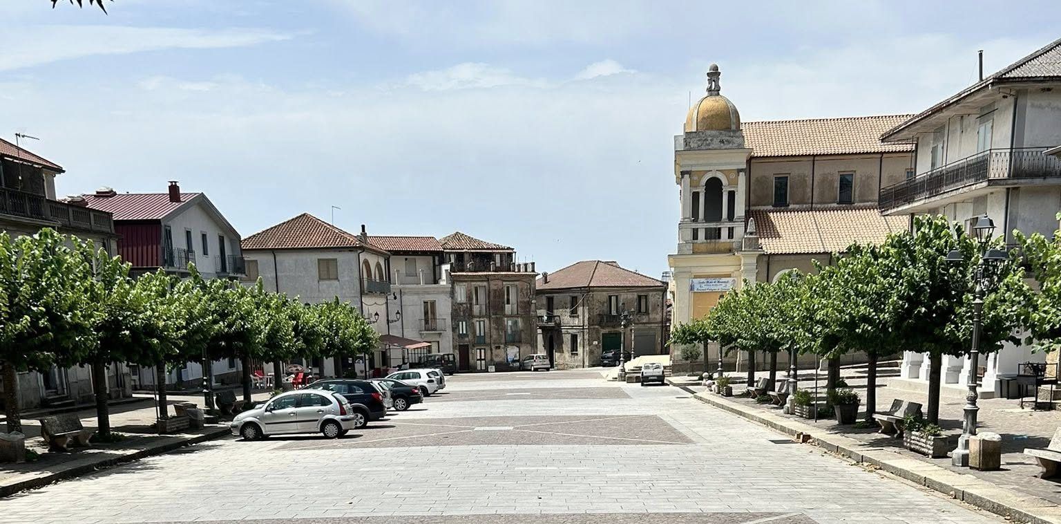 Alloggi popolari senza canone e procedure sospette: le ombre sulla «gestione disordinata» del Comune di Vallelonga