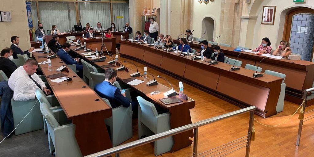 Corigliano Rossano, le opposizioni chiedono la testa del sindaco. Stasi: «Ripartiamo accelerando»