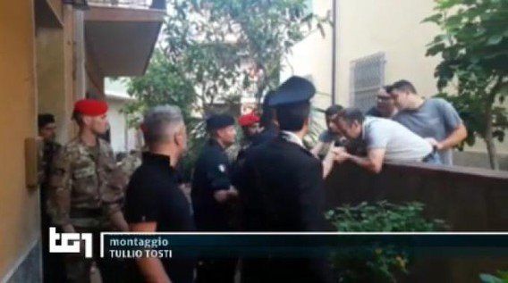 «Volevo solo salutare un amico, non baciare la mano»