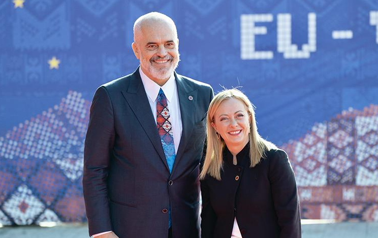 QUARTA PARETE | Gli accordi tra Italia e Albania sui migranti. «Le persone non sono pacchi postali»