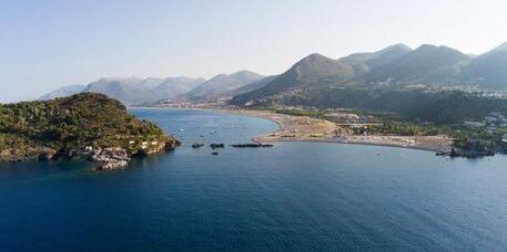 Tratto di spiaggia vietato agli ombrelloni, offese al sindaco di Praia a Mare