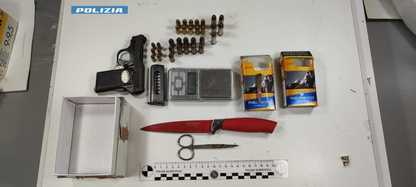 Cosenza, in casa droga, armi e munizioni: un arresto