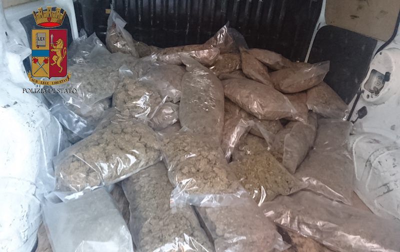Beccato in auto a Cittanova con 50 chili di marijuana