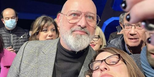 Pd, l'appello di Bonaccini da Reggio: «Da lunedì tutti uniti, l'avversario è la destra»
