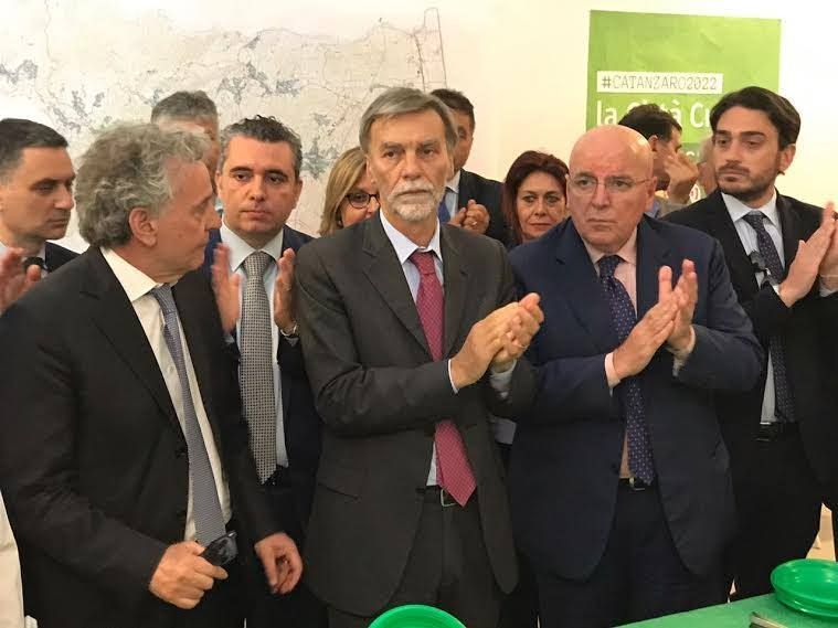 Il governatore latita, il Pd (quasi) naufraga a Catanzaro