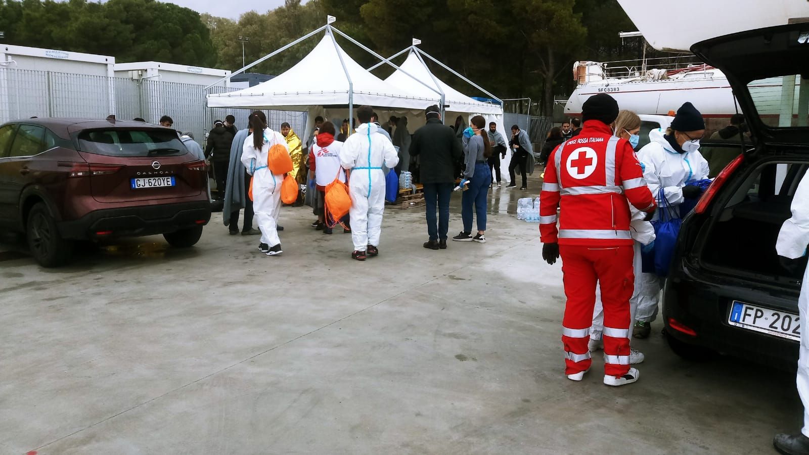 Sbarco a Roccella Jonica, 93 migranti soccorsi dalla Guardia costiera – FOTO