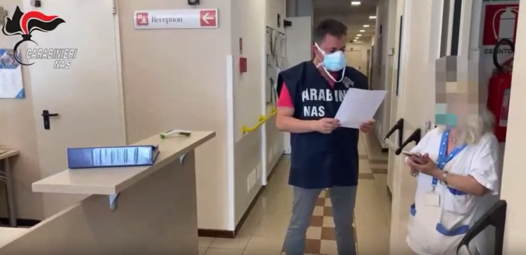 Somministravano farmaci falsi, ex primario di Oncologia del “Gom” e il suo vice sospesi per un anno – VIDEO