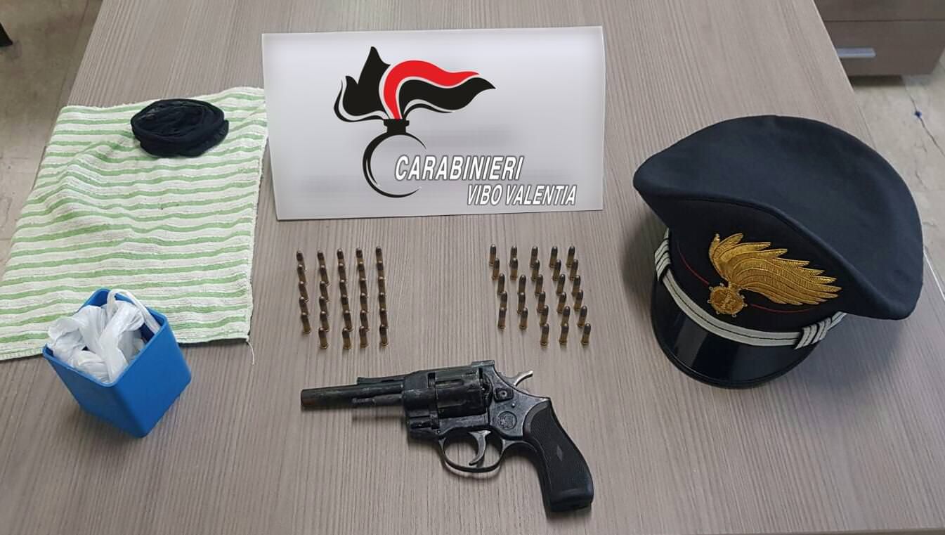 Revolver e munizioni nascoste in casa, arrestato 39enne del vibonese