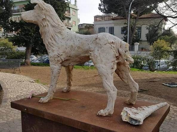 Danneggiata a Roma la statua dedicata al cane Angelo