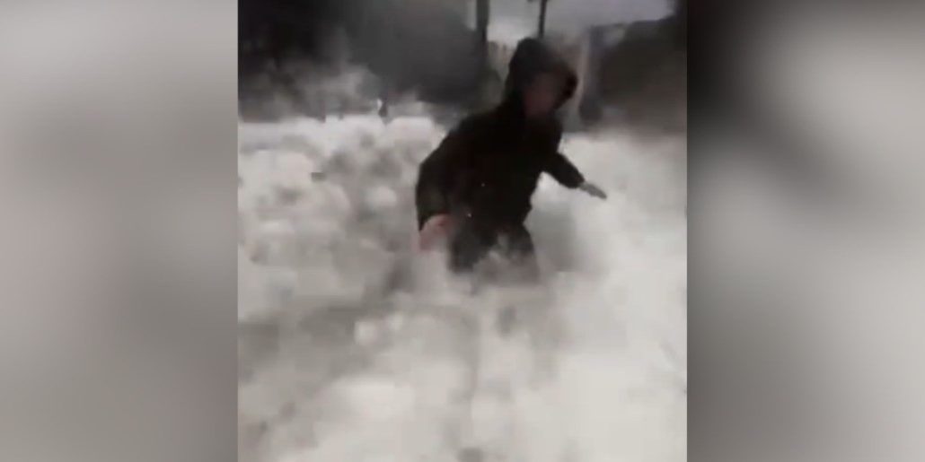 Sindaci travolti da un’onda mentre fanno una diretta social – VIDEO