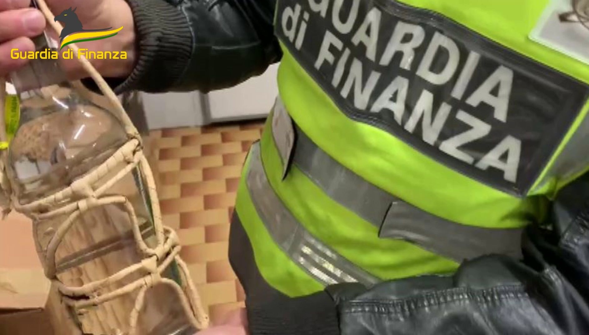 Vodka contraffatta, sequestrate 8mila bottiglie. Vendute anche in Calabria