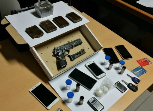 Droga e pistola nell'auto, ai domiciliari
