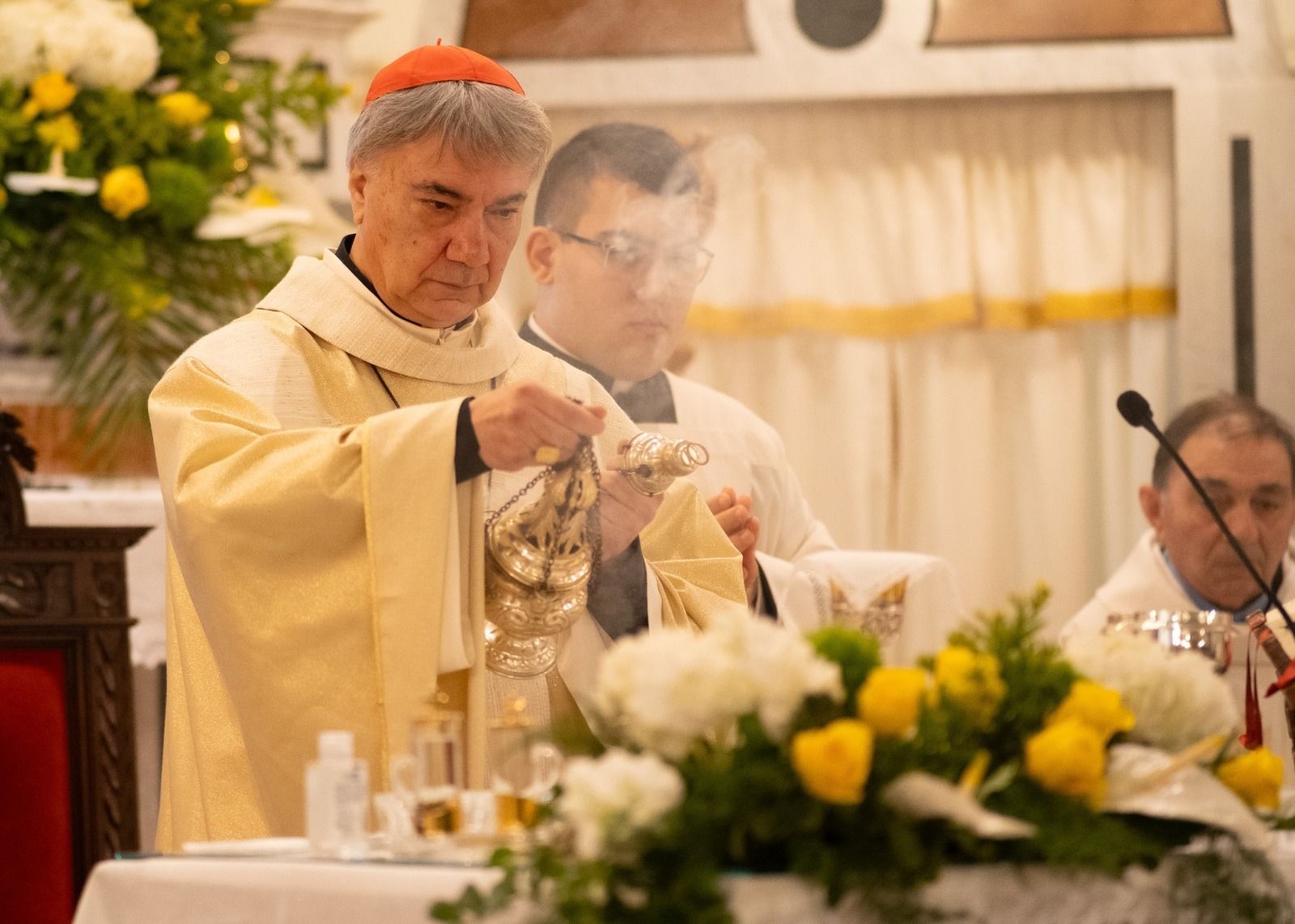 «La pace è finita, andate a messa». Satriano ritrova don Mimmo Battaglia – FOTO