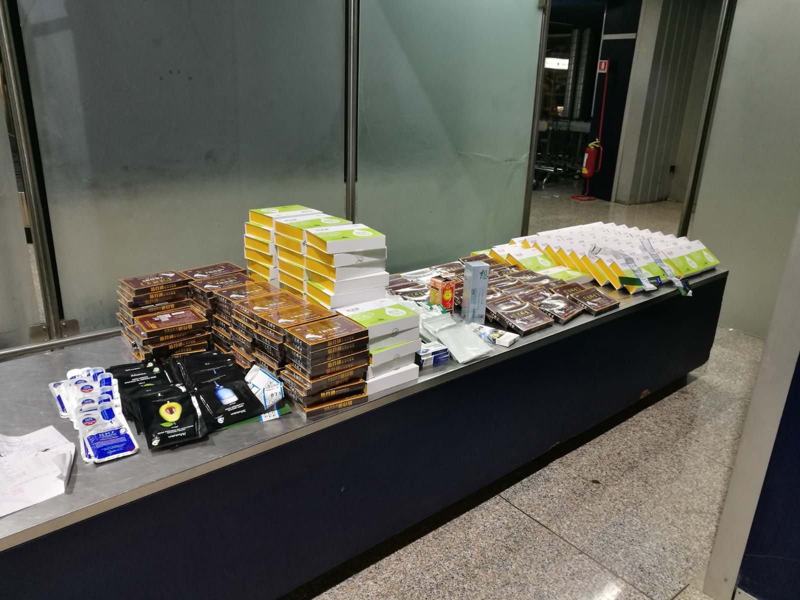 Farmaci illegali all'aeroporto di Lamezia, denunciata una cinese